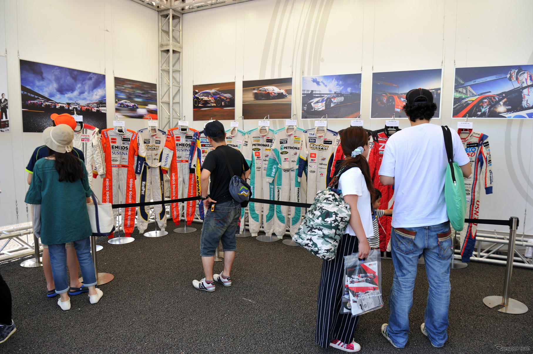 LGDA2016夏祭りに出展されるレーシングスーツがGT会場にて展示された