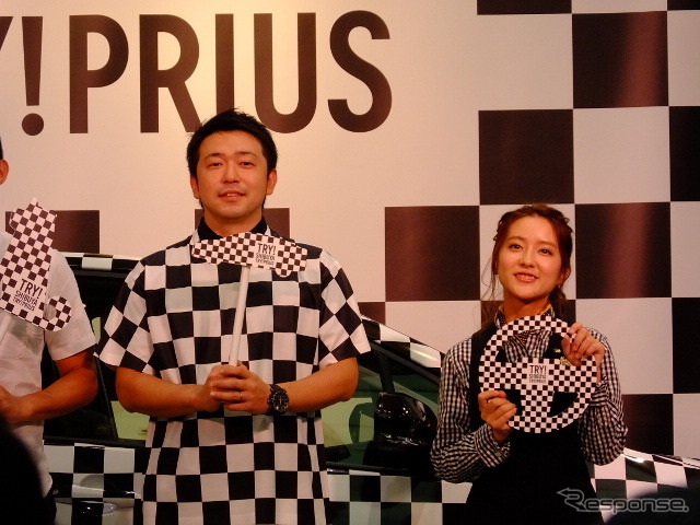 トヨタプロモーション担当・主任の齋藤隆幸氏ら（チェッカープリウス体験イベント「TRY! SHIBUYA TRY! PRIUS」、8月11～14日、渋谷にて）