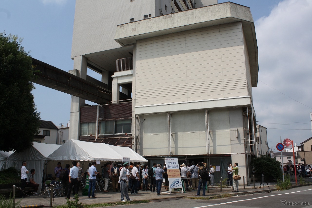 高尾アパートの東側。右下に駅への入口、左上にモノレールの軌道桁が見える。