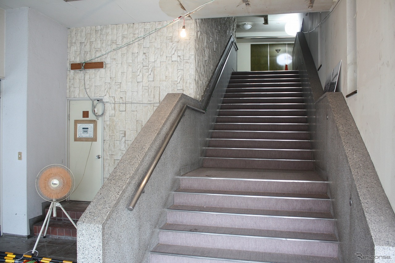1階から2階までの階段。駅の休止後もビジネスホテルの入口として使われていたせいか、比較的きれいだ。