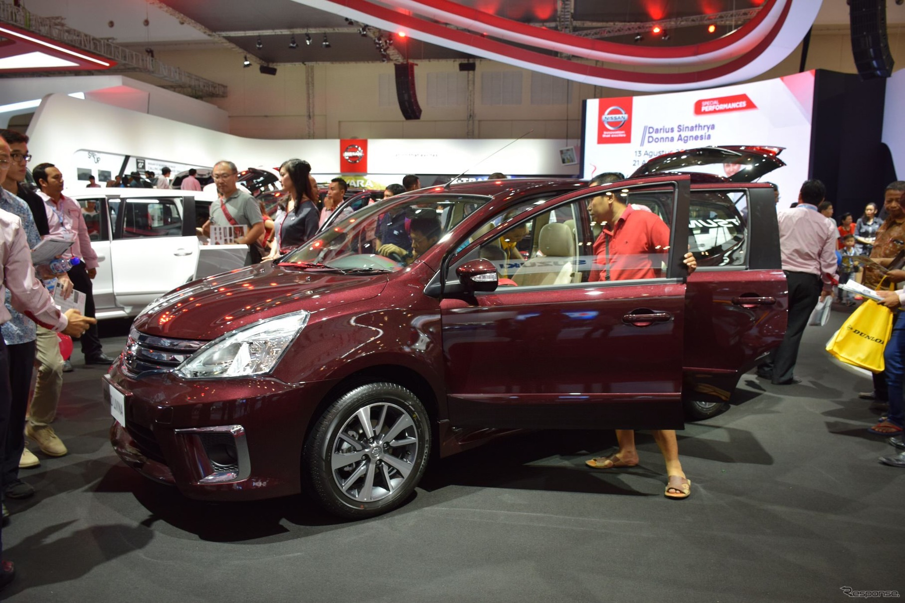 じっくりと車内を確認する来場者（2016 GIIAS）