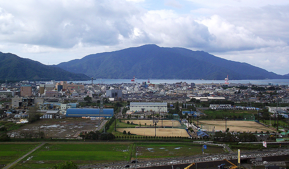 北陸道側から見た敦賀市街。手前の道路が国道8号（敦賀バイパス）、野球場がきらめきスタジアム。敦賀港の向こうに原発などが建つ敦賀半島が見える