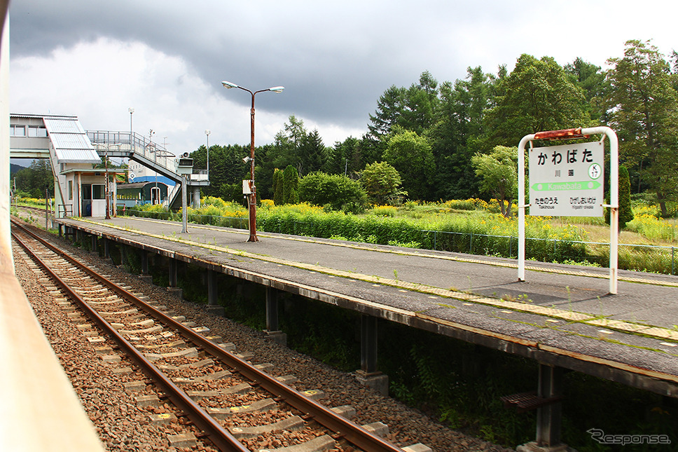 石勝線 川端駅。旧型客車の姿も