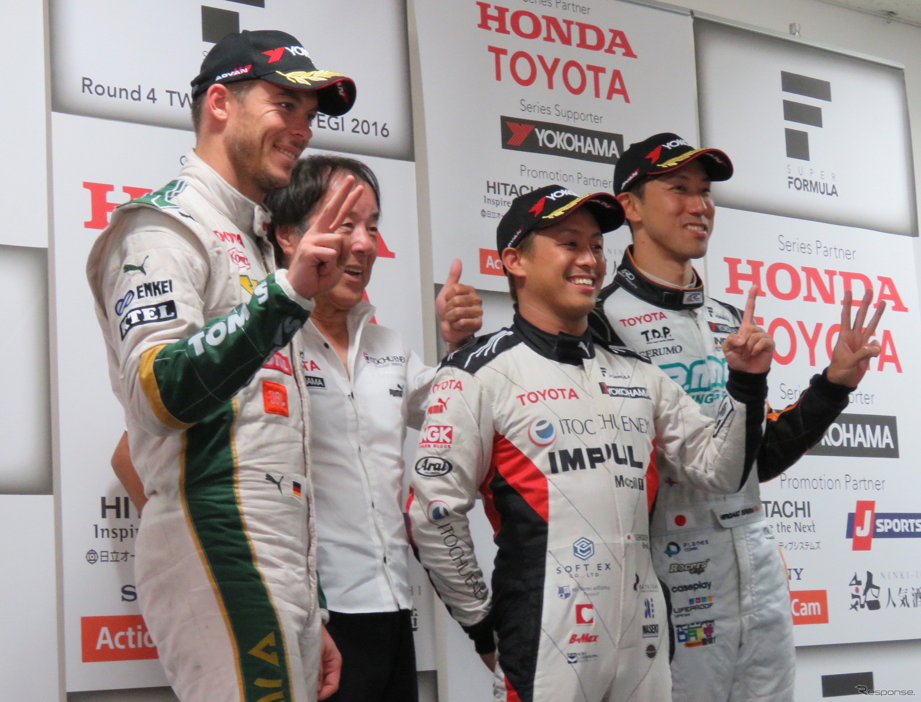 左から2位のロッテラー、優勝の星野監督&関口、3位の石浦。