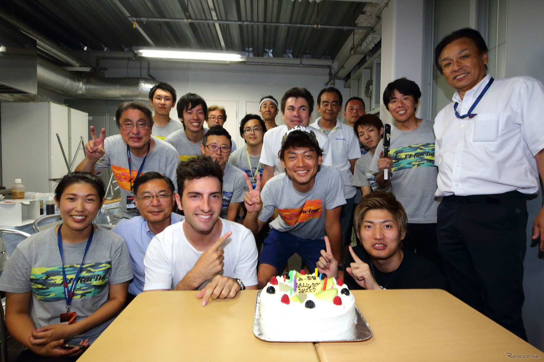 LEXUS TEAM LEMANS WAKO'Sのメンバーが脇阪監督の誕生日をサーキットで祝福。
