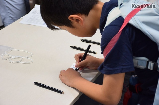 本物の記者同様、まずは「受付」で名前を名乗る　＜撮影：宮崎紘輔＞