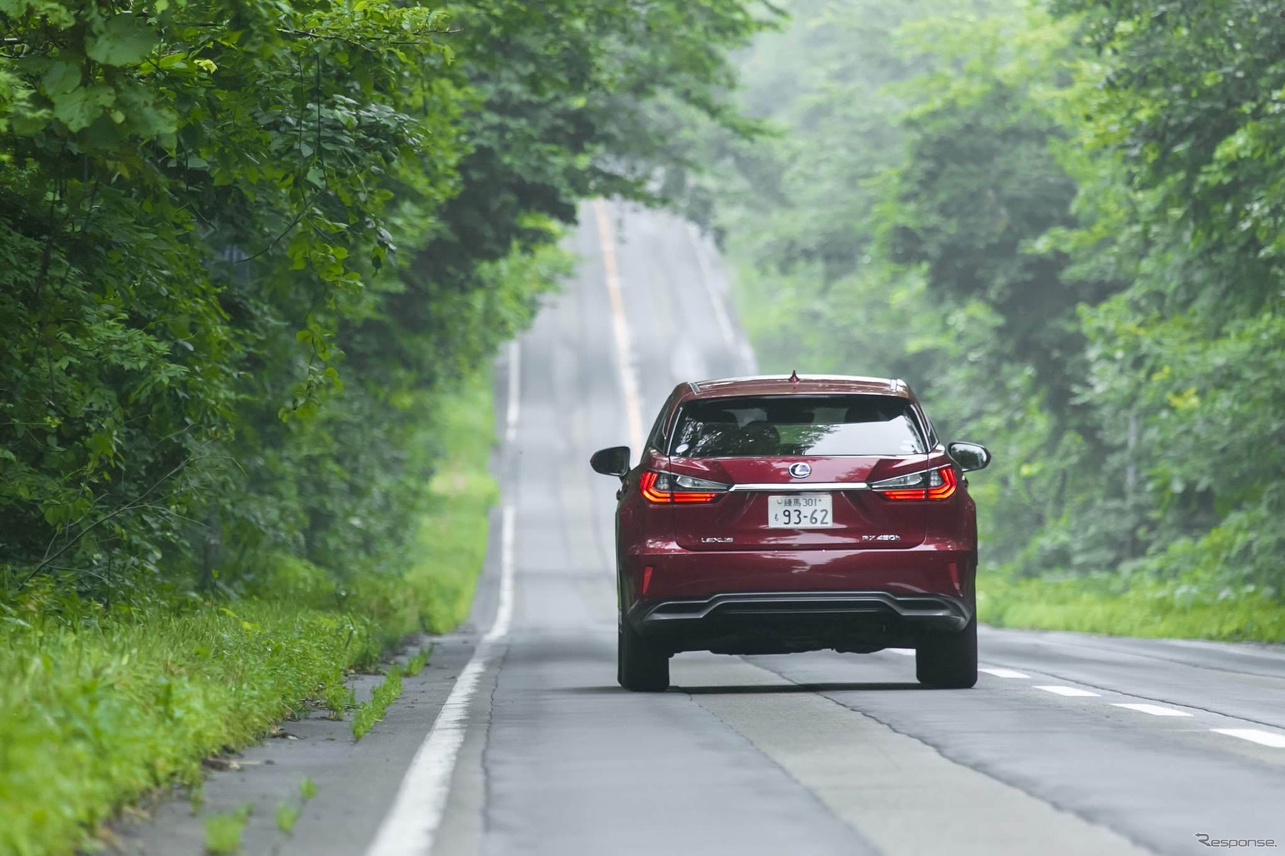 北海道を感じさせる起伏のある直線路を『RX450h』でクルーズ。（LEXUSで行く ネスレマッチプレーレクサス杯 サタデープロアマコンペ＆観戦ツアー）