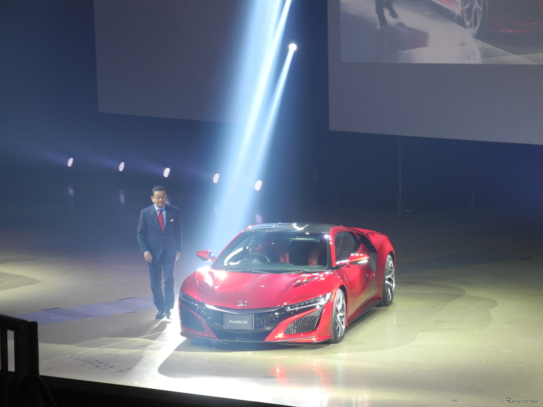 『NSX』に乗って登場したホンダの八郷隆弘社長