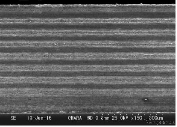 今回試作した積層型全固体リチウムイオン電池の断面構造（電子顕微鏡写真）