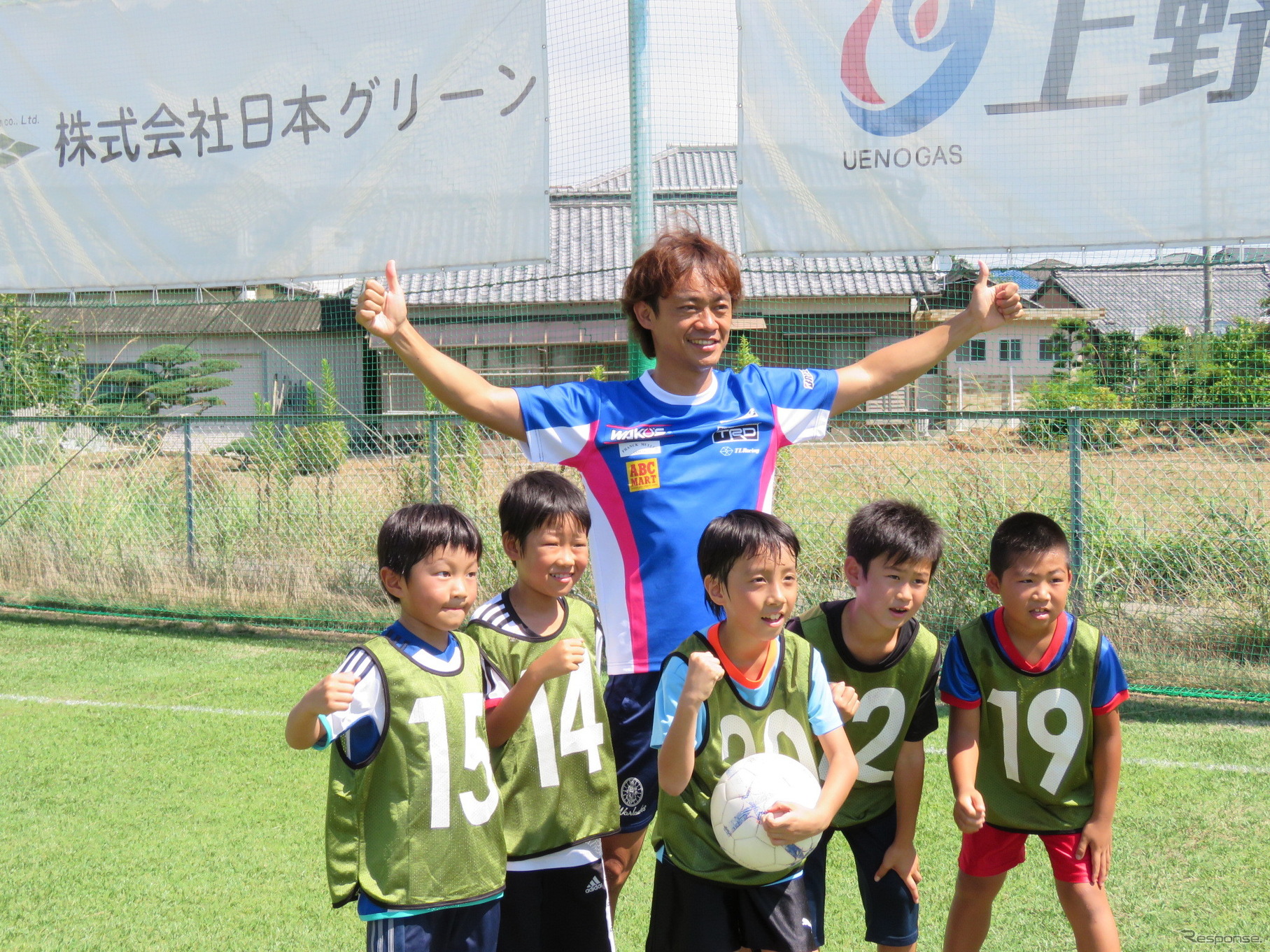 監督である大嶋選手の到着が所用で遅れた「大嶋チーム」の助っ人は脇阪監督（中央）。