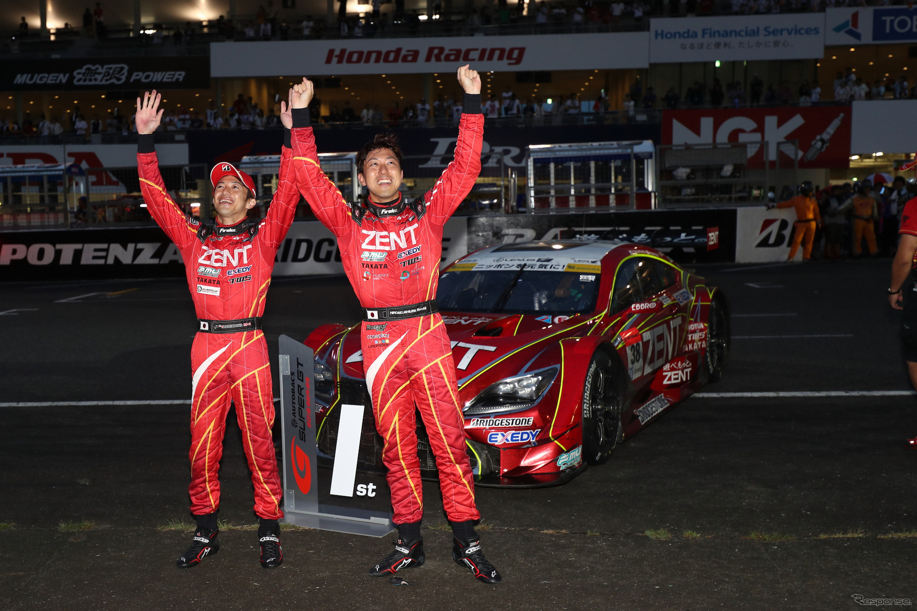 GT500クラス優勝の立川（左）&石浦。