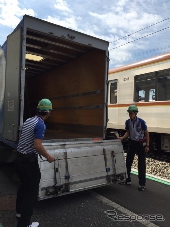 東京メトロ有楽町線～東武東上線で荷物輸送の実証実験が行われる。写真はトラックの搬出入イメージ。