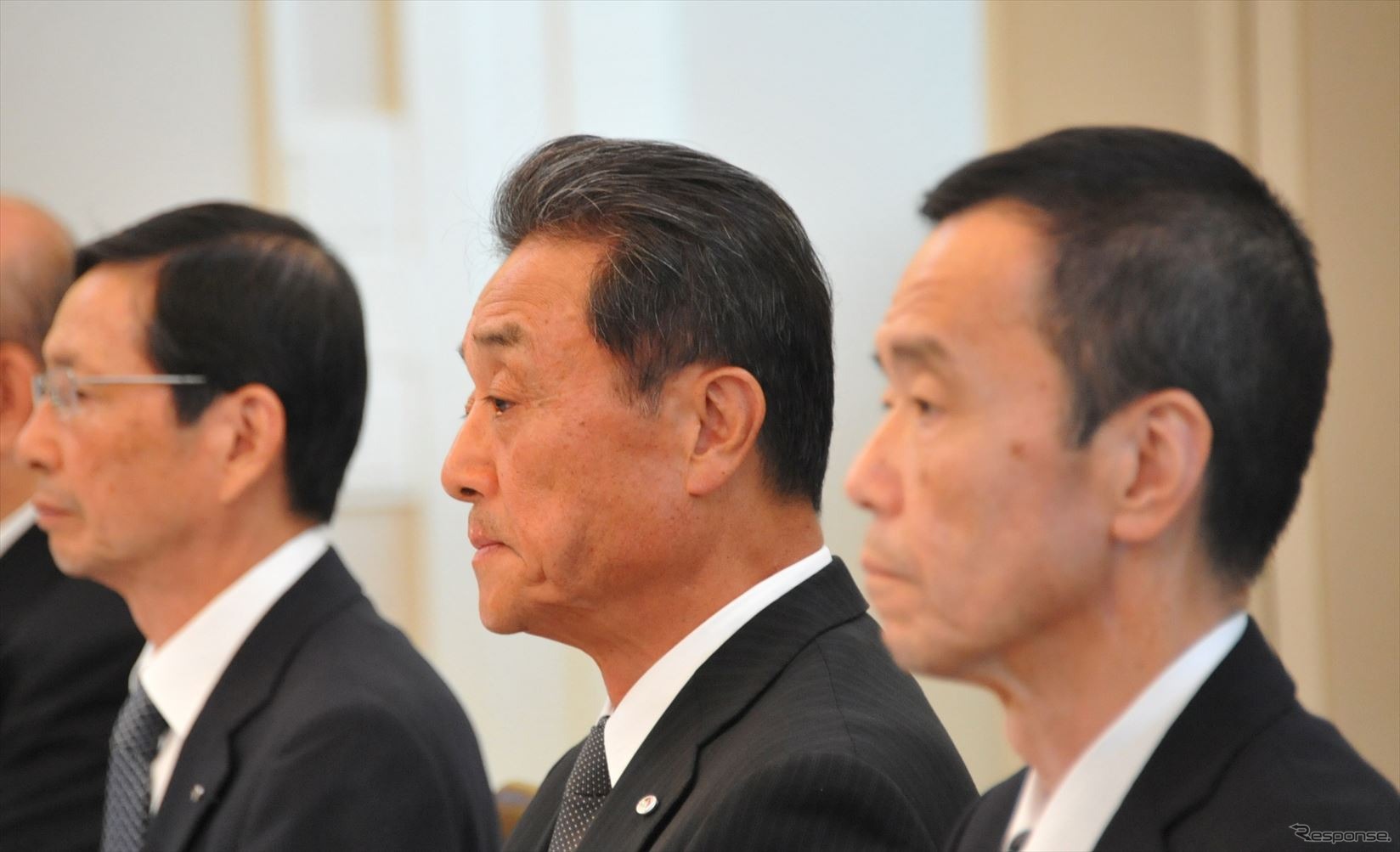 笹子トンネル天井板崩落事故の遺族に、その後の安全対策を説明する中日本高速・宮池克人社長＝中央（31日・横浜市）