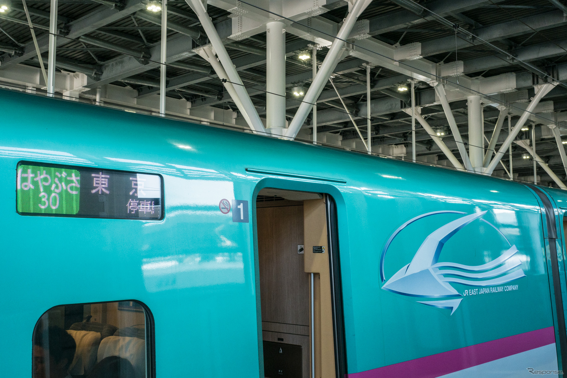 『はやぶさ30号』の行先表示。東京の文字が映るが、新函館北斗駅から乗車した客の大半は、ねぶた祭りを目当てに新青森で下車していった。