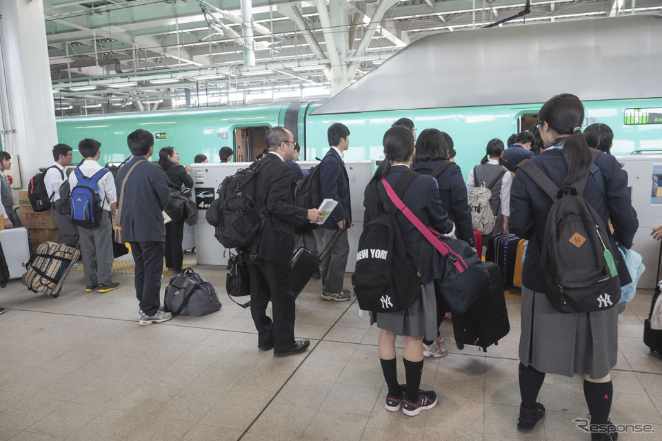 修学旅行生で賑わっていた5月の新青森駅ホーム。