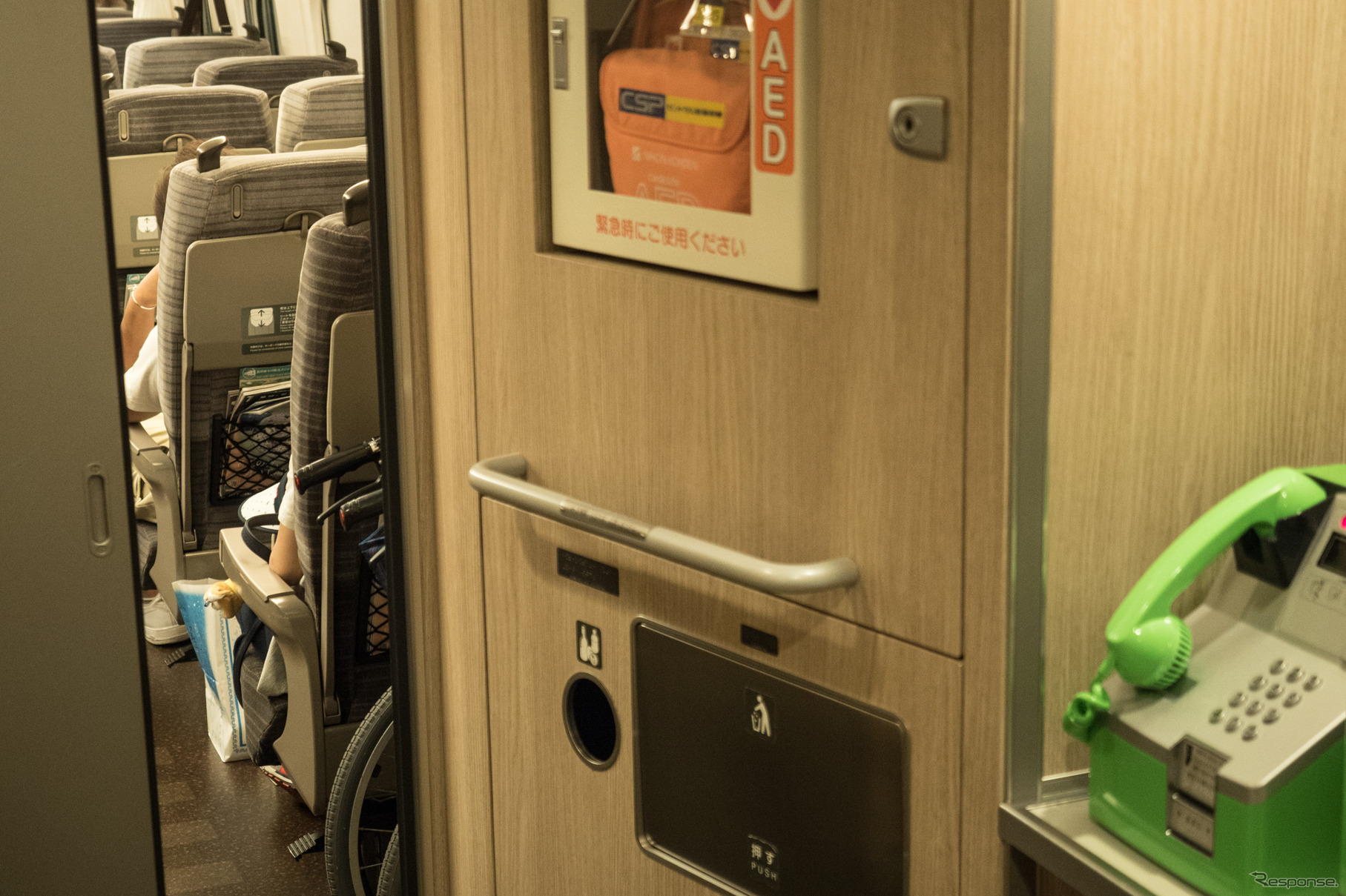 『はやぶさ30号』の車内。デッキには在来線でもほとんど見られなくなったカード式公衆電話が置かれていた。