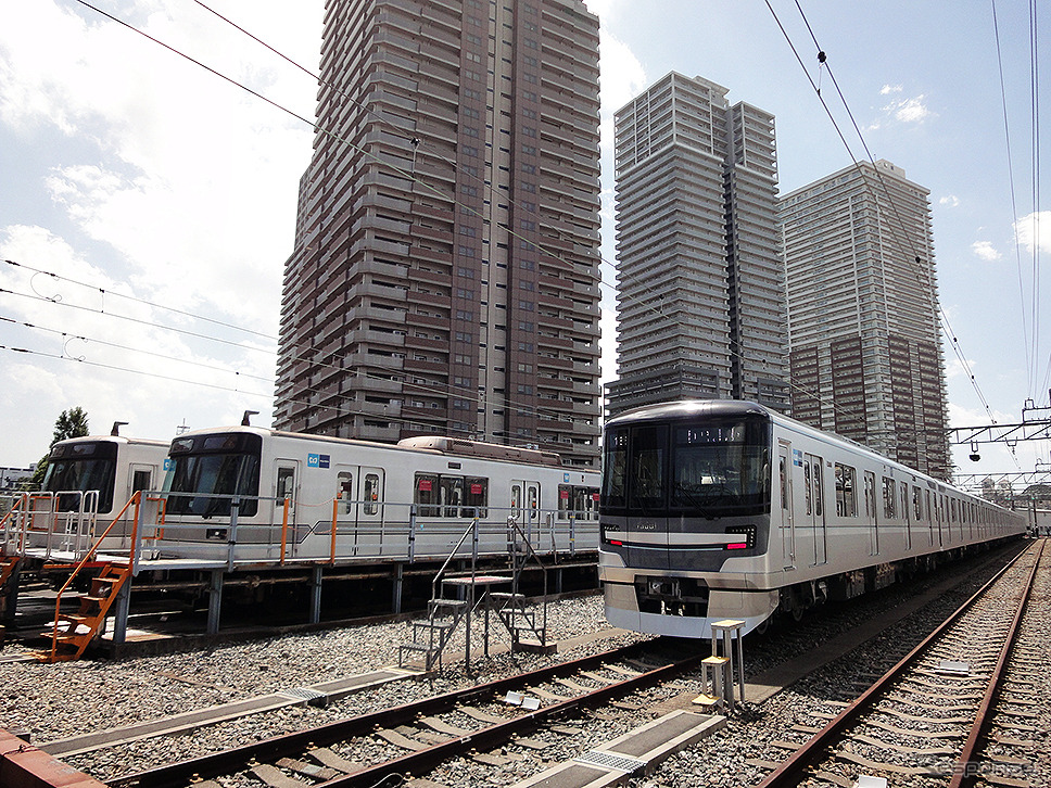 現行の03系（向かって左）と13000系