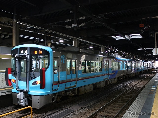 金沢～糸魚川間では北陸新幹線に並行する第三セクター鉄道を利用できる。写真はIRいしかわ鉄道線の普通列車。