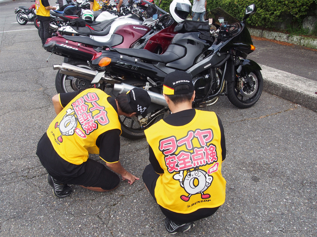 タイヤ点検活動の様子（ターンパイク箱根 大観山駐車場）