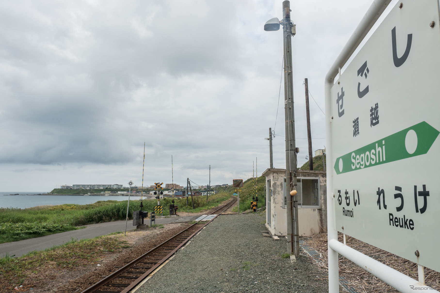 瀬越駅から海を眺める。