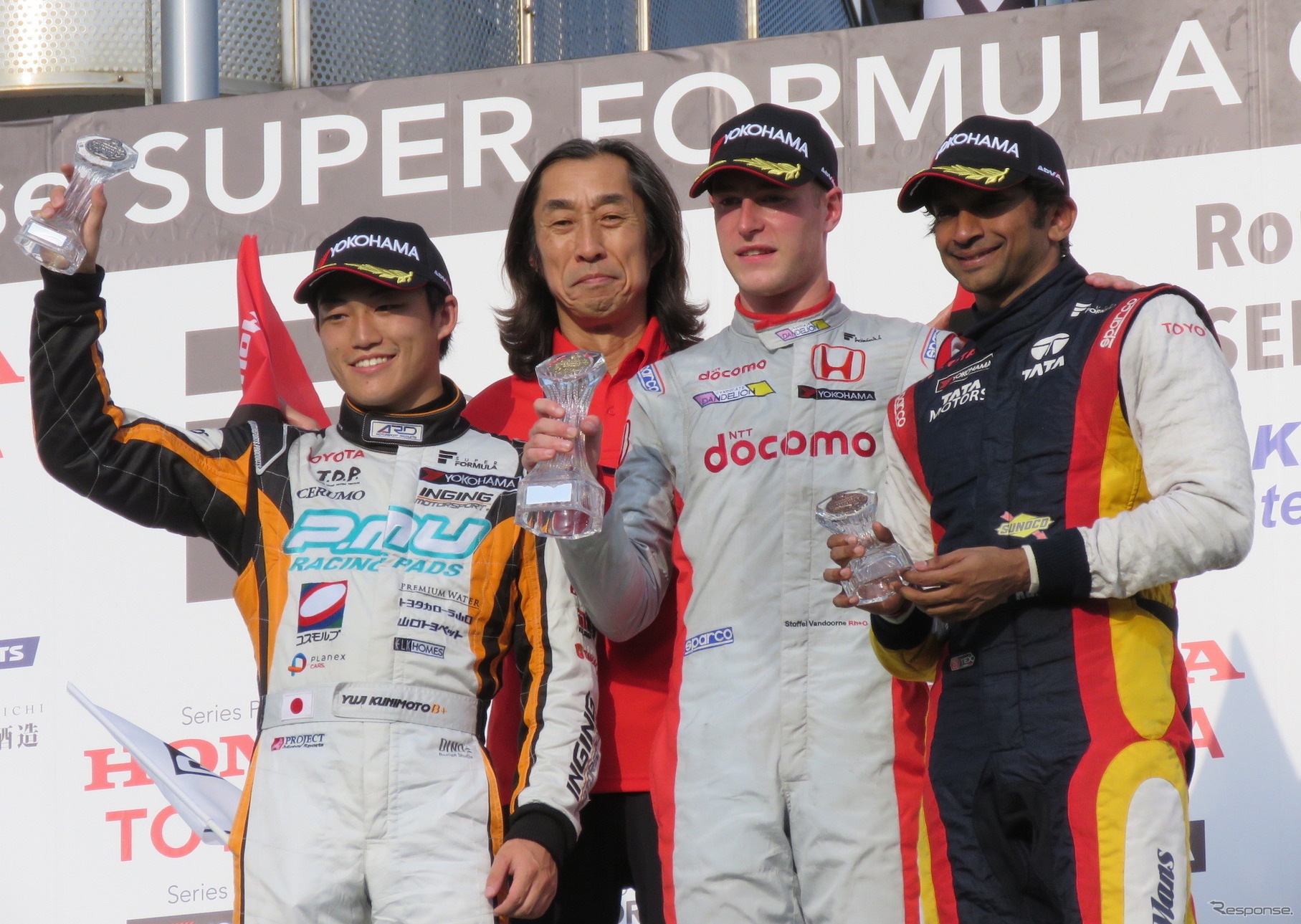 左から2位の国本、優勝の村岡監督&バンドーン、3位のカーティケヤン。