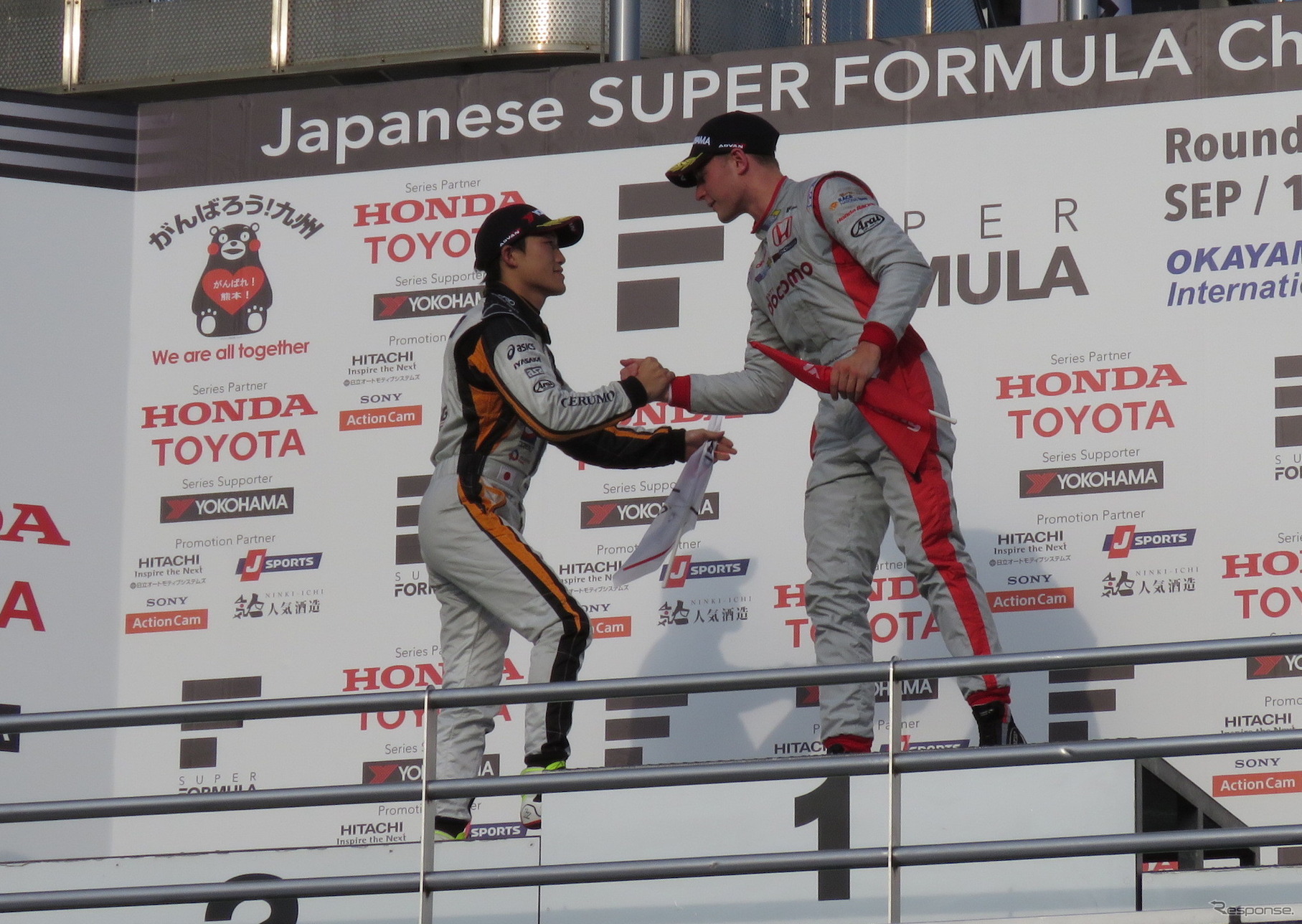 健闘を称え合う2位の国本と優勝のバンドーン。