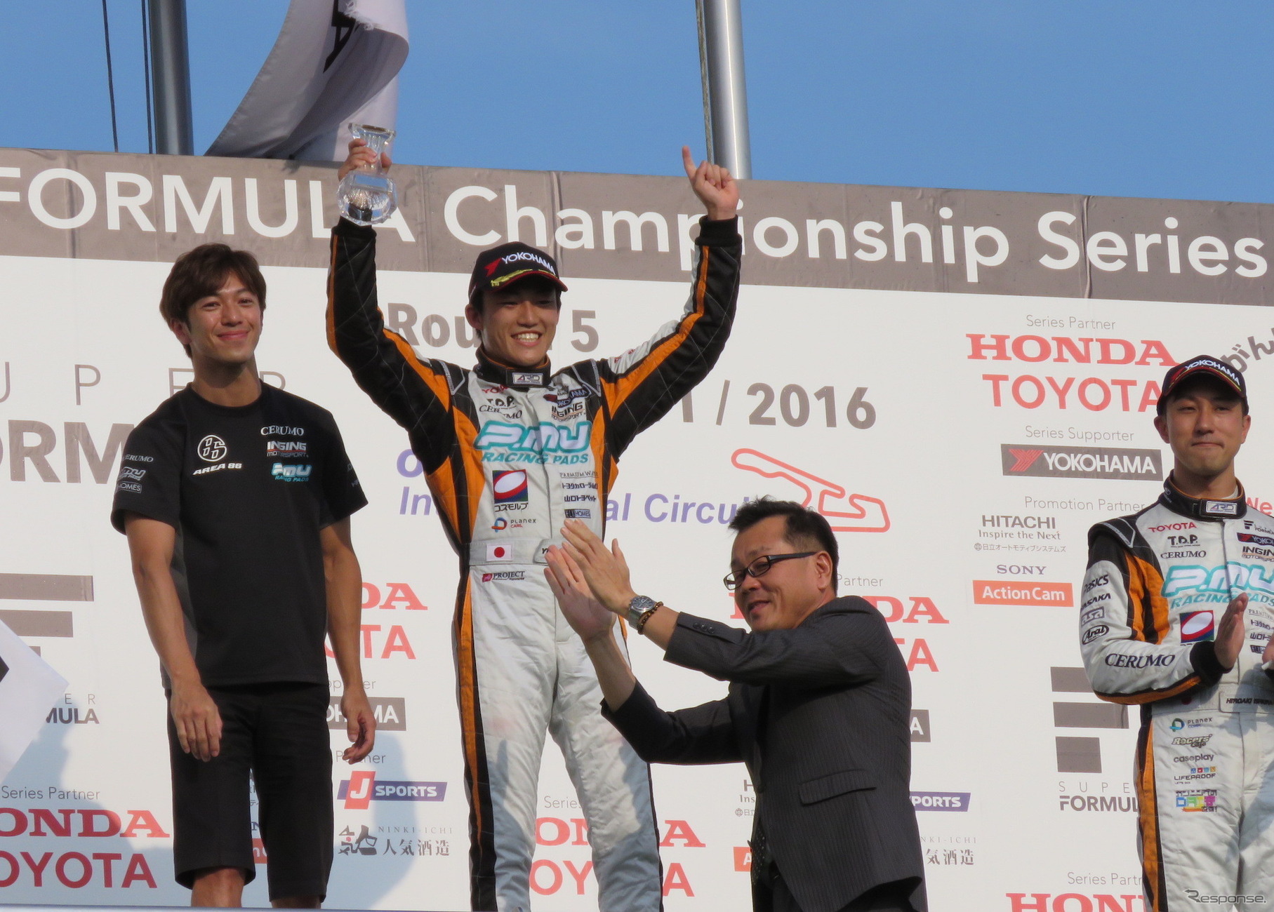 SF第5戦岡山のレース2表彰式。左から立川監督、国本、（プレゼンターを挟んで）石浦。