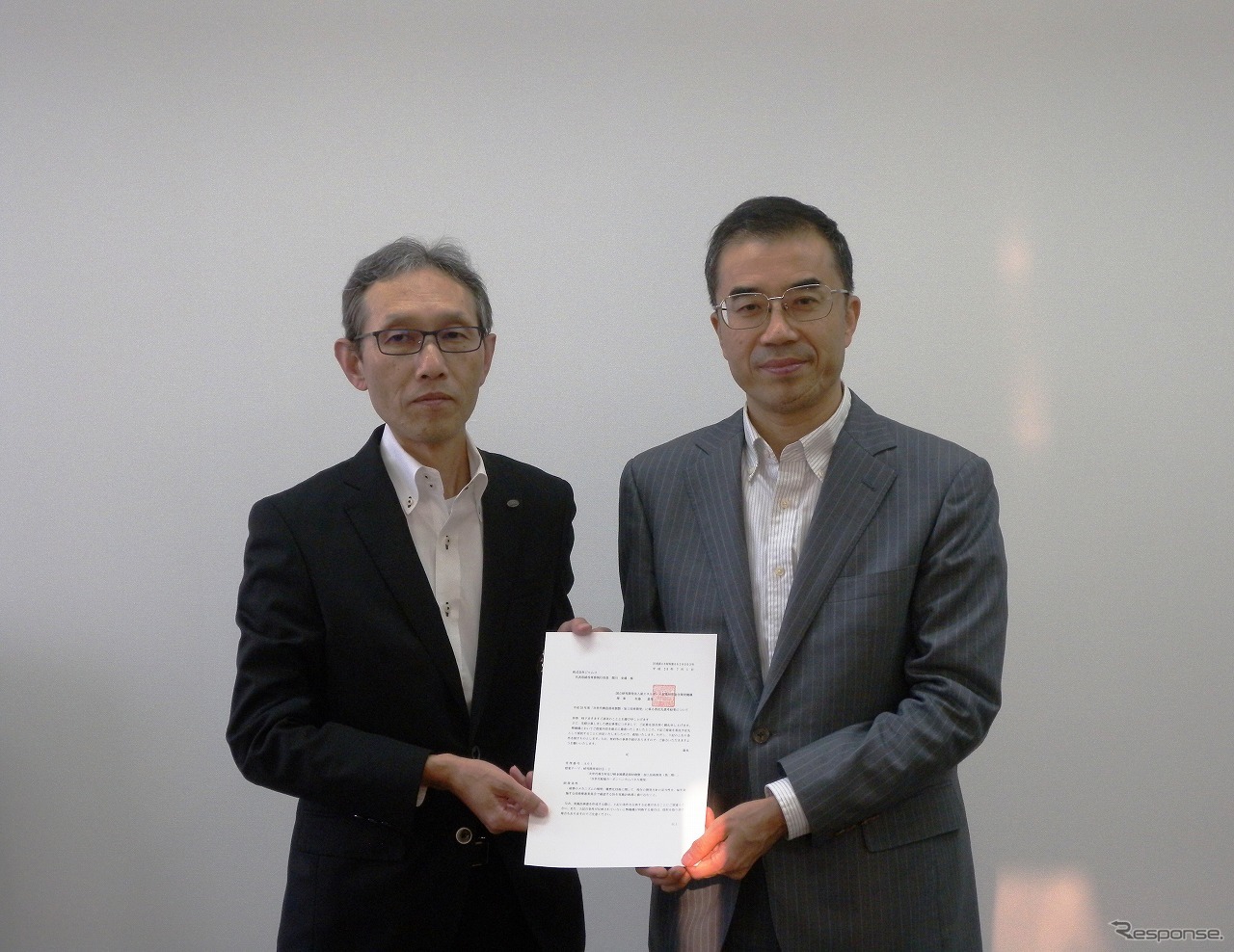 NEDO佐藤嘉晃理事（右）とジャムコの 粕谷寿久取締役常務執行役員（左）