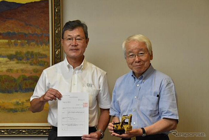 キャタピラージャパン前畑代表取締役（左）と兵庫県井戸知事（右）