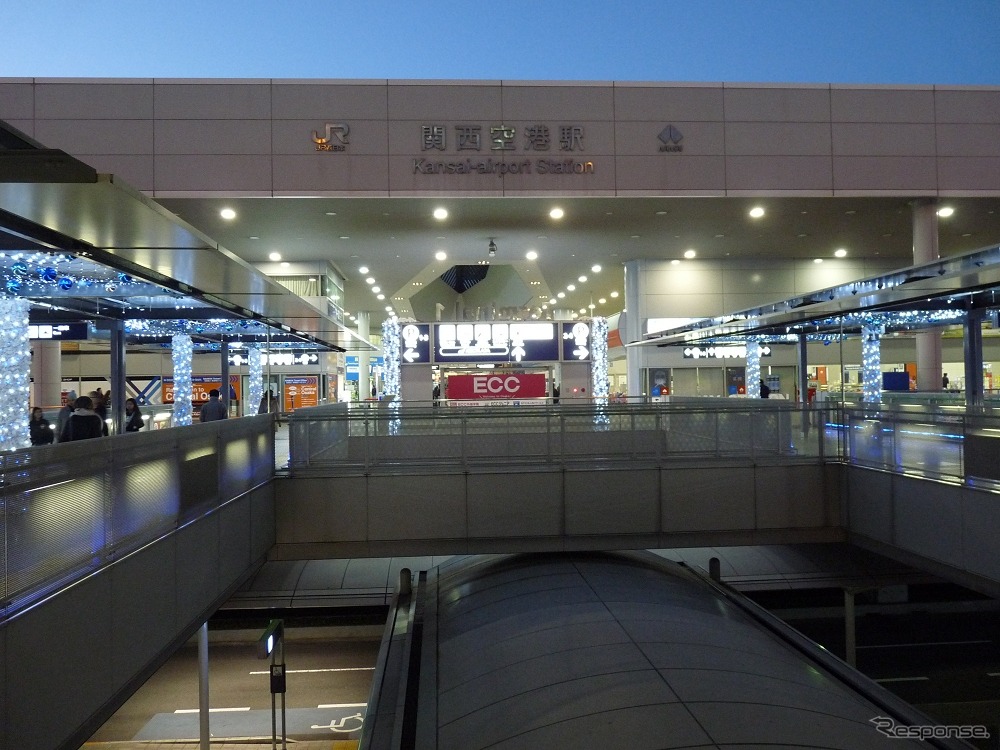 JR西日本と南海電鉄が同居する関西空港駅。JR西日本はインバウンド対策として切符売場の窓口を増設するなど販売体制を強化する。