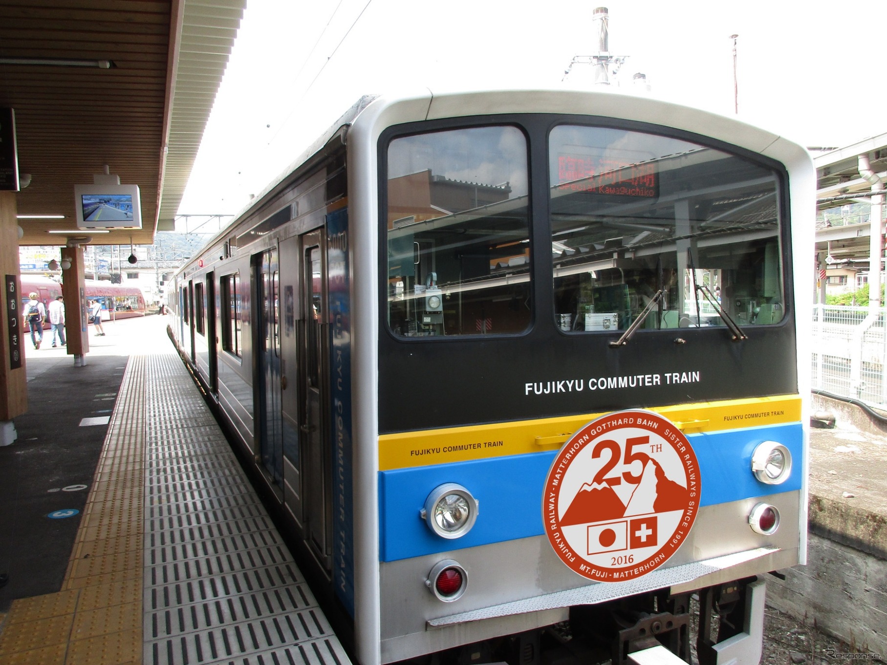 25周年記念ロゴマークも制定され、一部の普通列車でヘッドマークとして掲出される。写真は6000系にヘッドマークを掲出した合成イメージ。