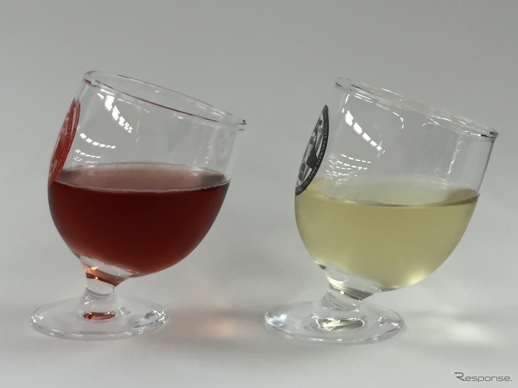 記念商品として販売される「傾いたワイングラス」。MGB『氷河急行』で販売されているものを模した。