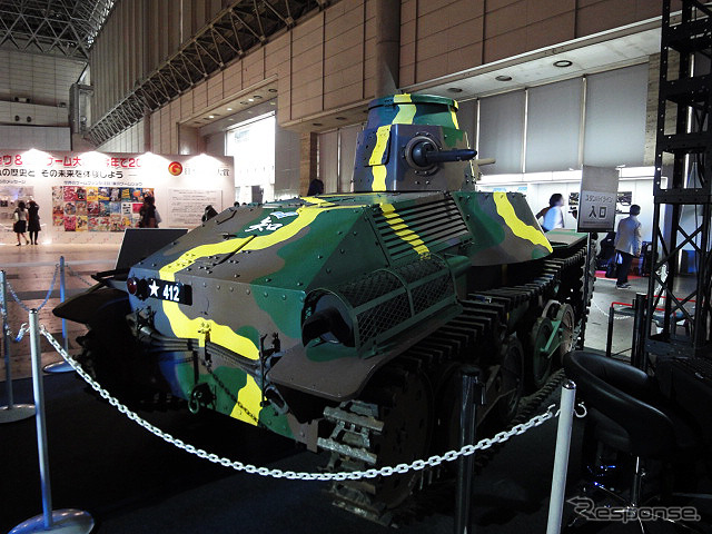 九五式軽戦車レプリカモデルや「ガールズ&パンツァー」コスプレモデル、「World of Tanks」3Dプリンターモデルなどを展示したDMM GAMESブース