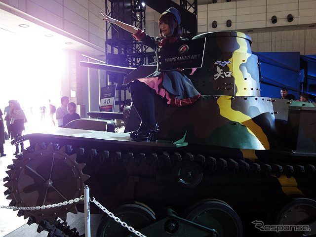 九五式軽戦車レプリカモデルや「ガールズ&パンツァー」コスプレモデル、「World of Tanks」3Dプリンターモデルなどを展示したDMM GAMESブース