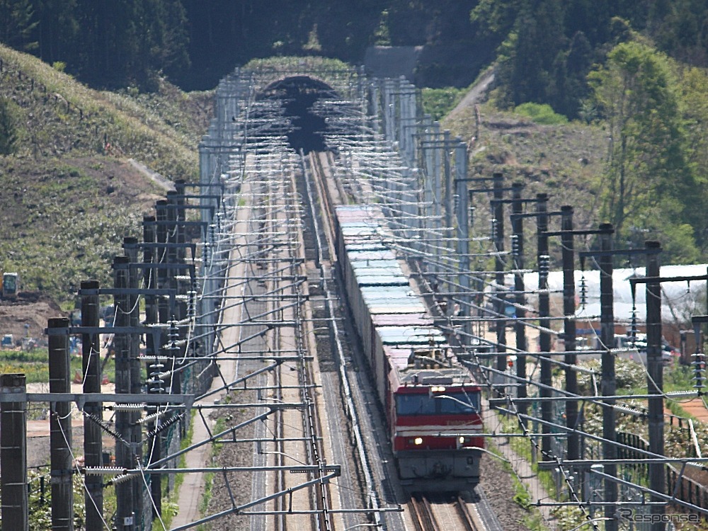 「青い森鉄道まつり2016」では青函トンネルの走行に対応したEH800形電気機関車も展示される。写真はEH800形がけん引する貨物列車。