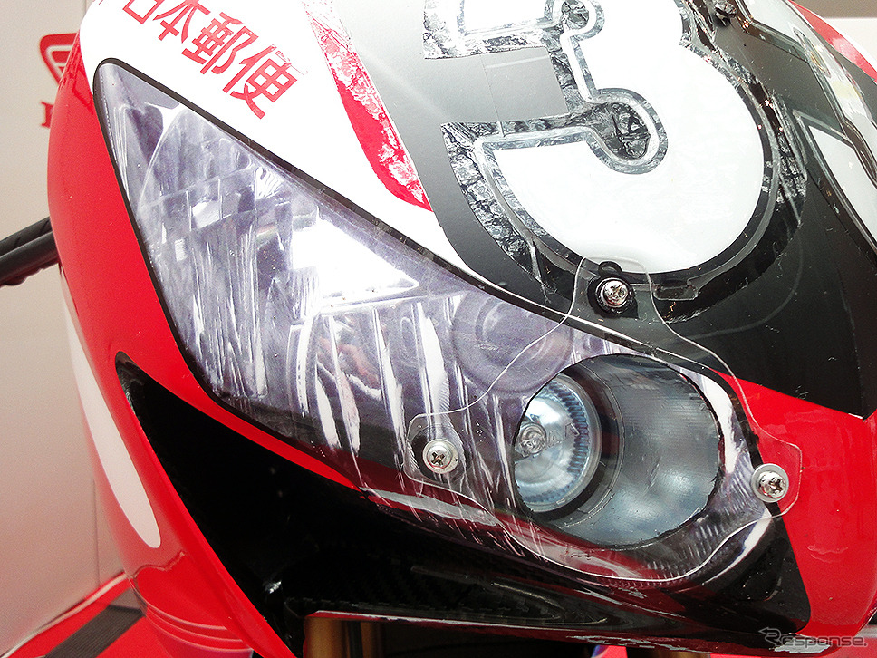 東京・丸の内 KITTE 「秋のメッセージフェスタ 2016 in KITTE」（17～19日）に展示された日本郵便 Honda 熊本レーシング CBR1000RR