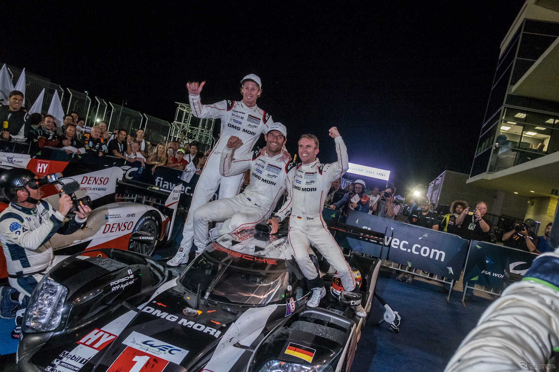 優勝した#1 ポルシェのドライビングクルー。左からハートレー、ウェーバー、ベルンハルト。