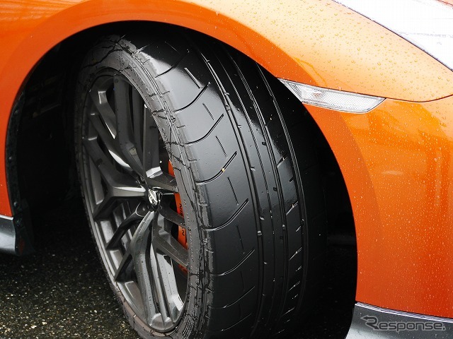 土砂降りのサーキットでこのタイヤは正直きつい。