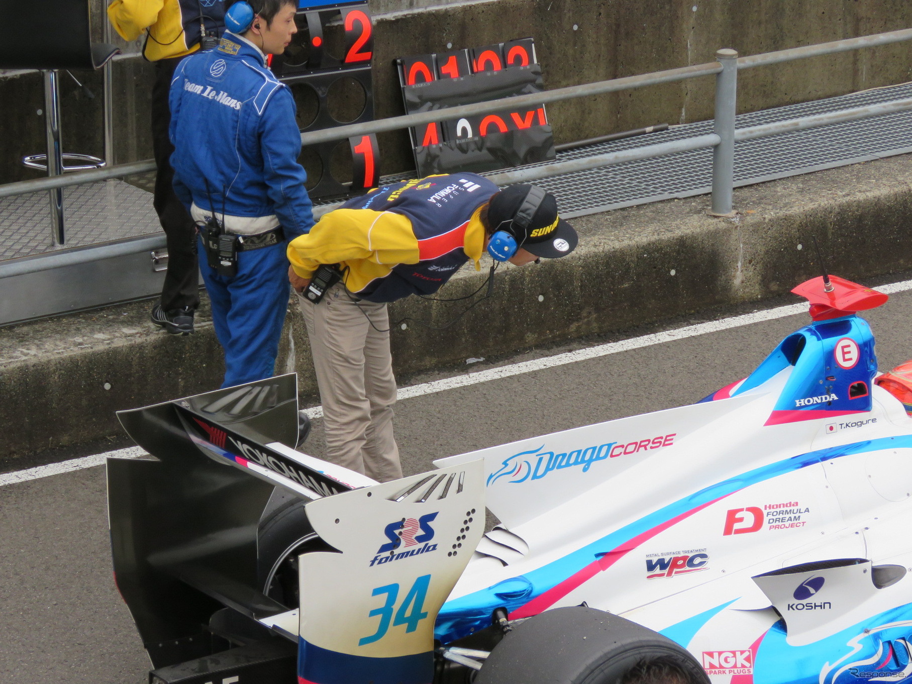 練習走行中、他チームのマシンも観察する脇阪コーチ。