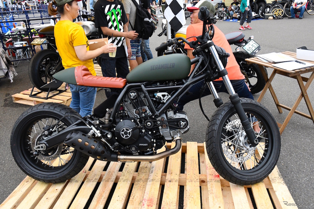 ドゥカティは Scrambler のカスタムをディスプレイ。