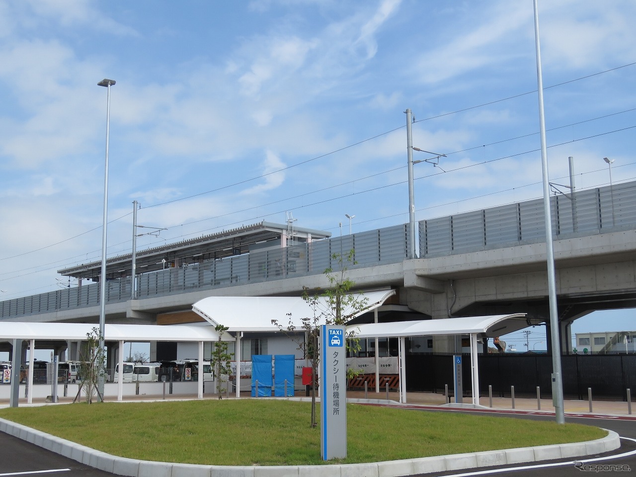 山下駅：新駅は1面2線の島式ホーム。