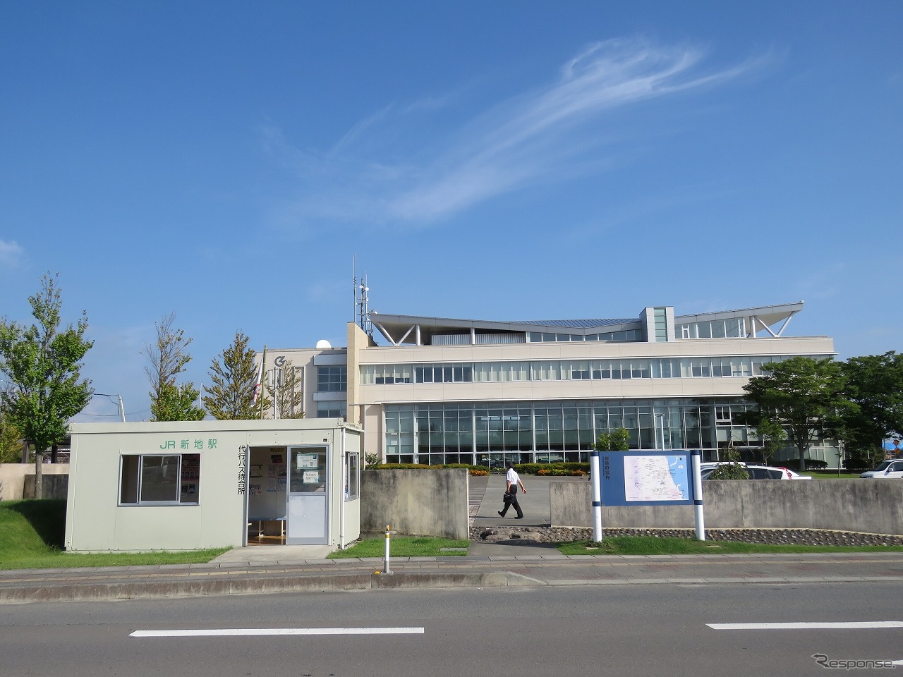 新地駅：代行バスの新地駅停留所は新地町役場近くに設けられている。