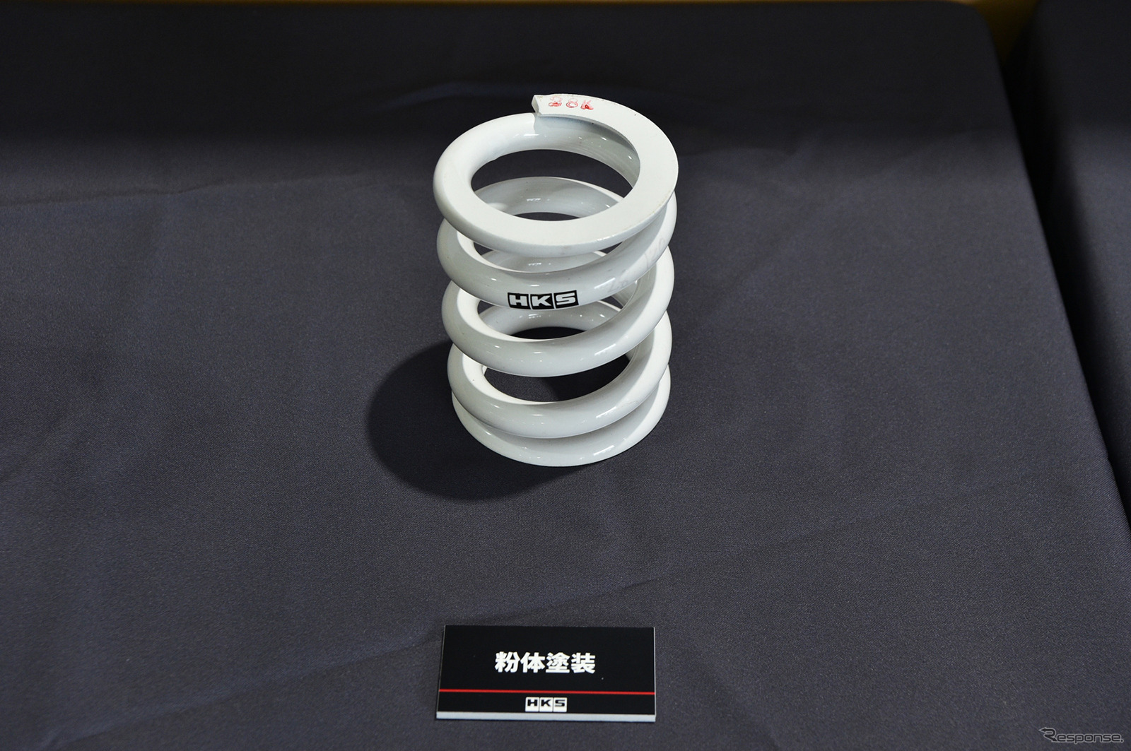 最終工程で粉体加工を行い製品化される