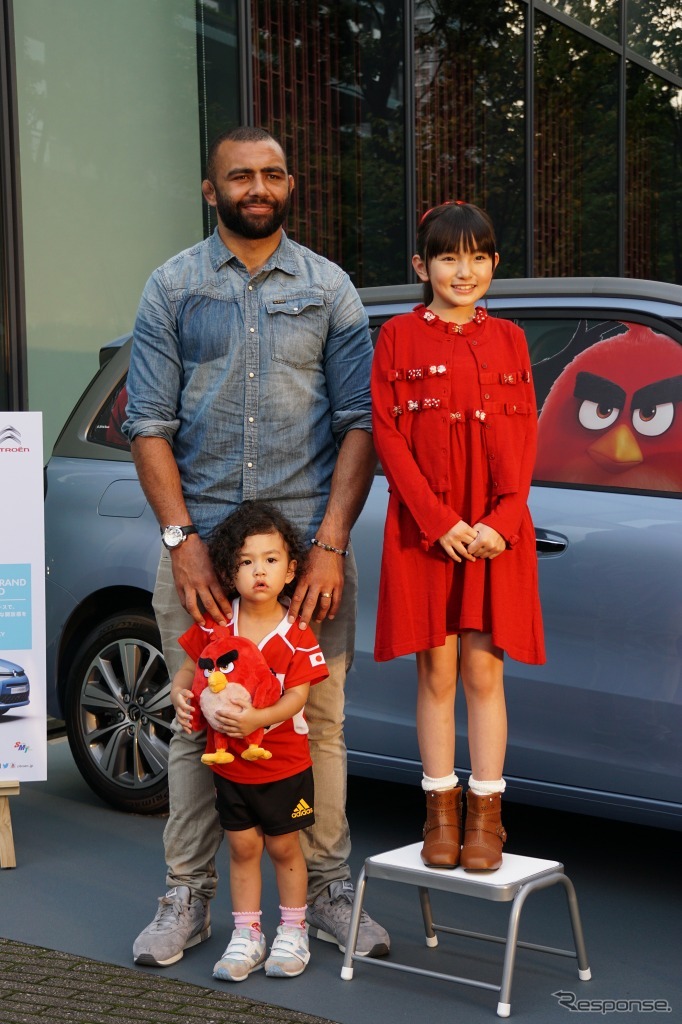 リーチマイケル選手と愛娘のアメリアちゃん、鈴木梨央さん