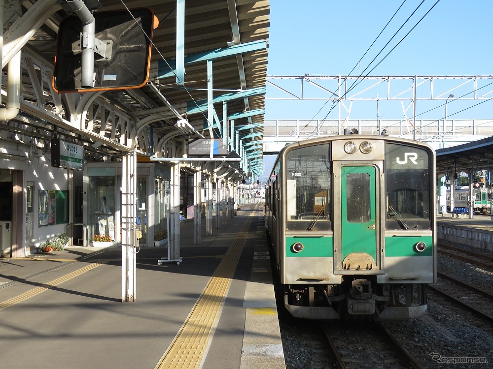 相馬～仙台間の普通列車は震災前と同じ本数で運行される。写真は原ノ町駅で発車を待つ普通列車。