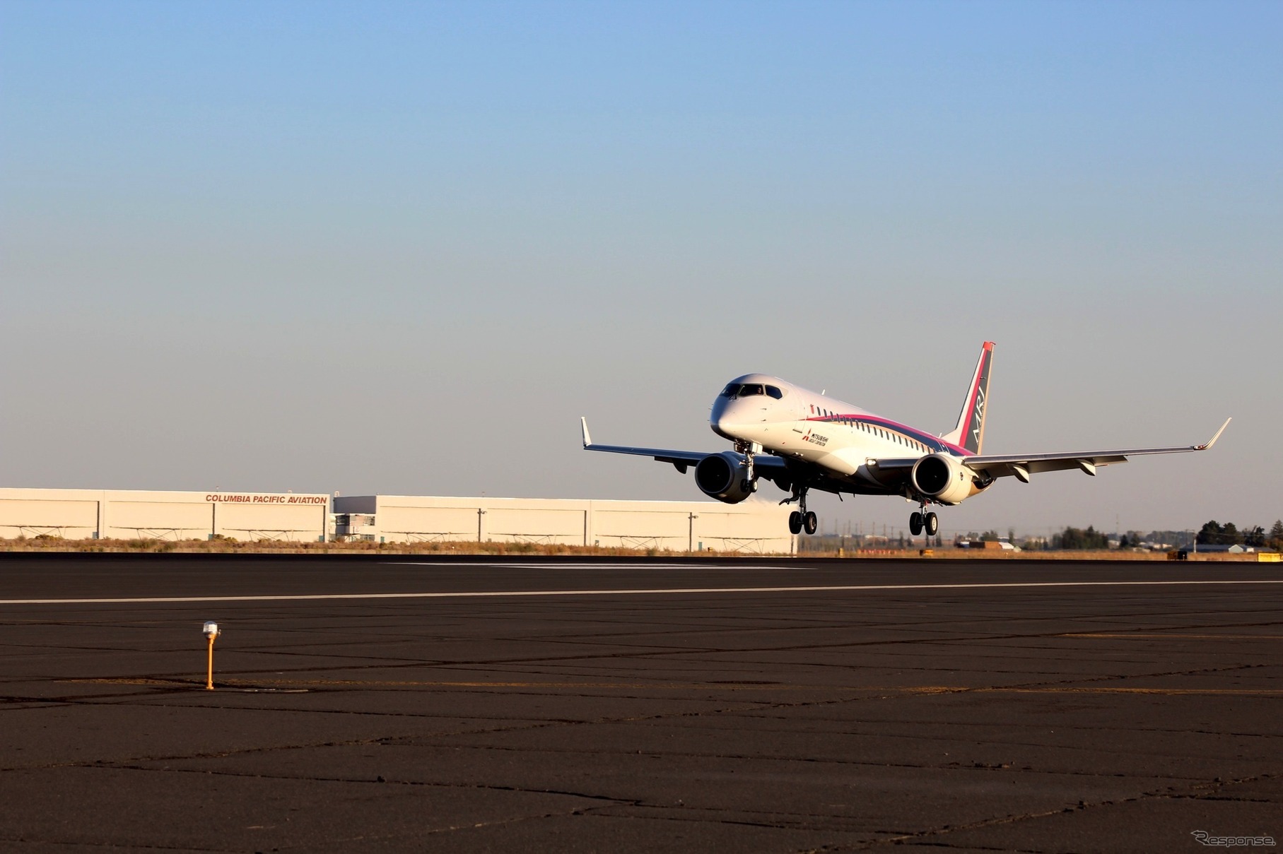 グラントカウンティ空港に着陸するMRJ