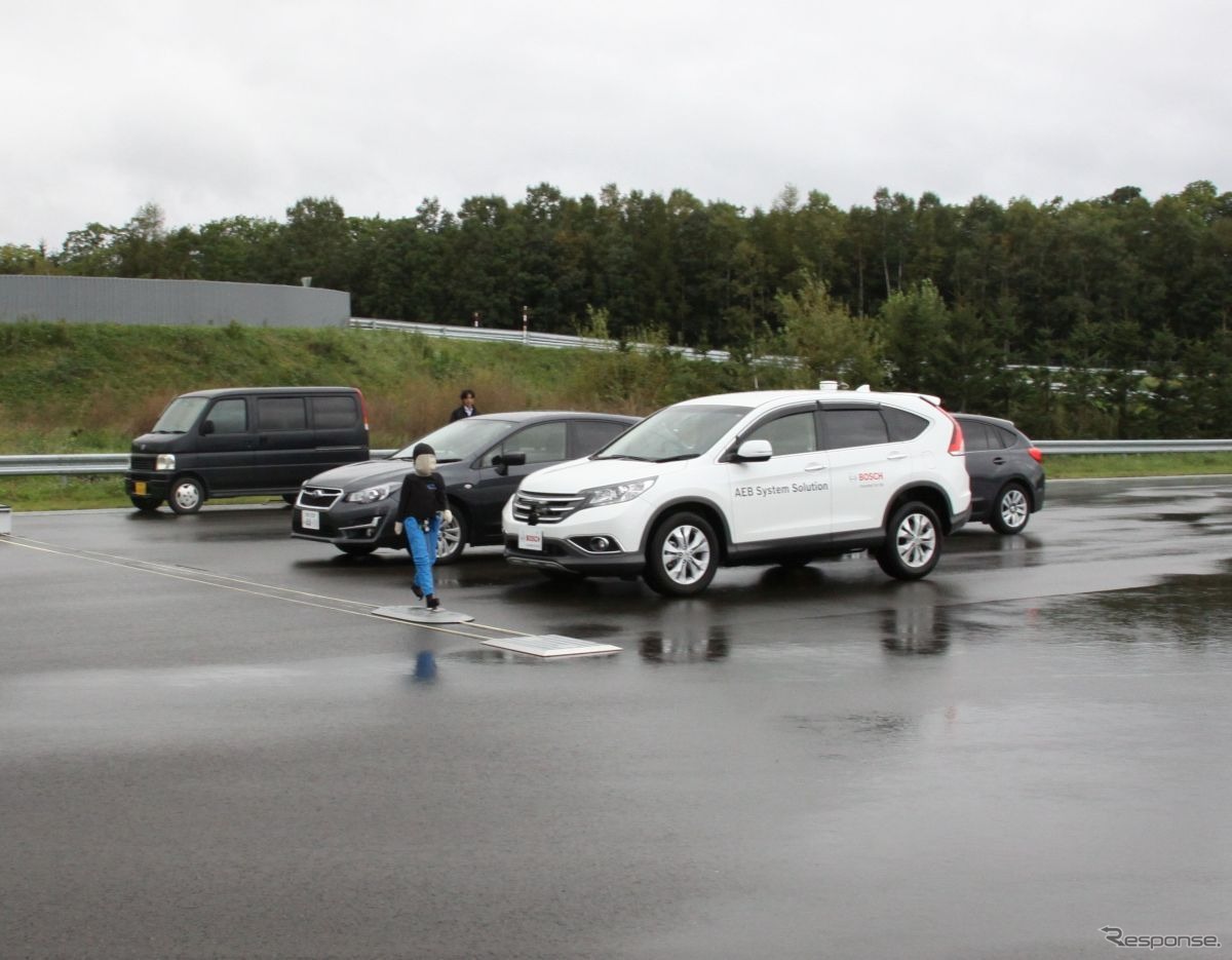 AEB Pedstrian：駐車車両があるため、直前まで歩行者は見えない
