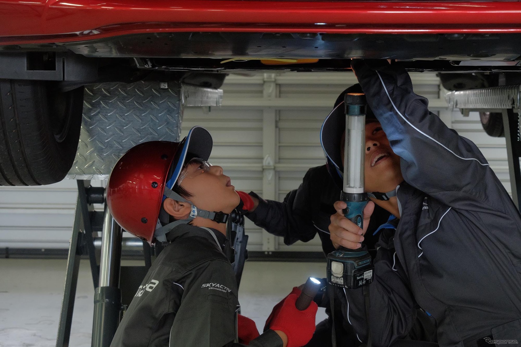 「整備・塗装職業体験」と「モノづくり体験」に参加する子どもたち（Be a driver. Experience at FUJI SPEEDWAY）