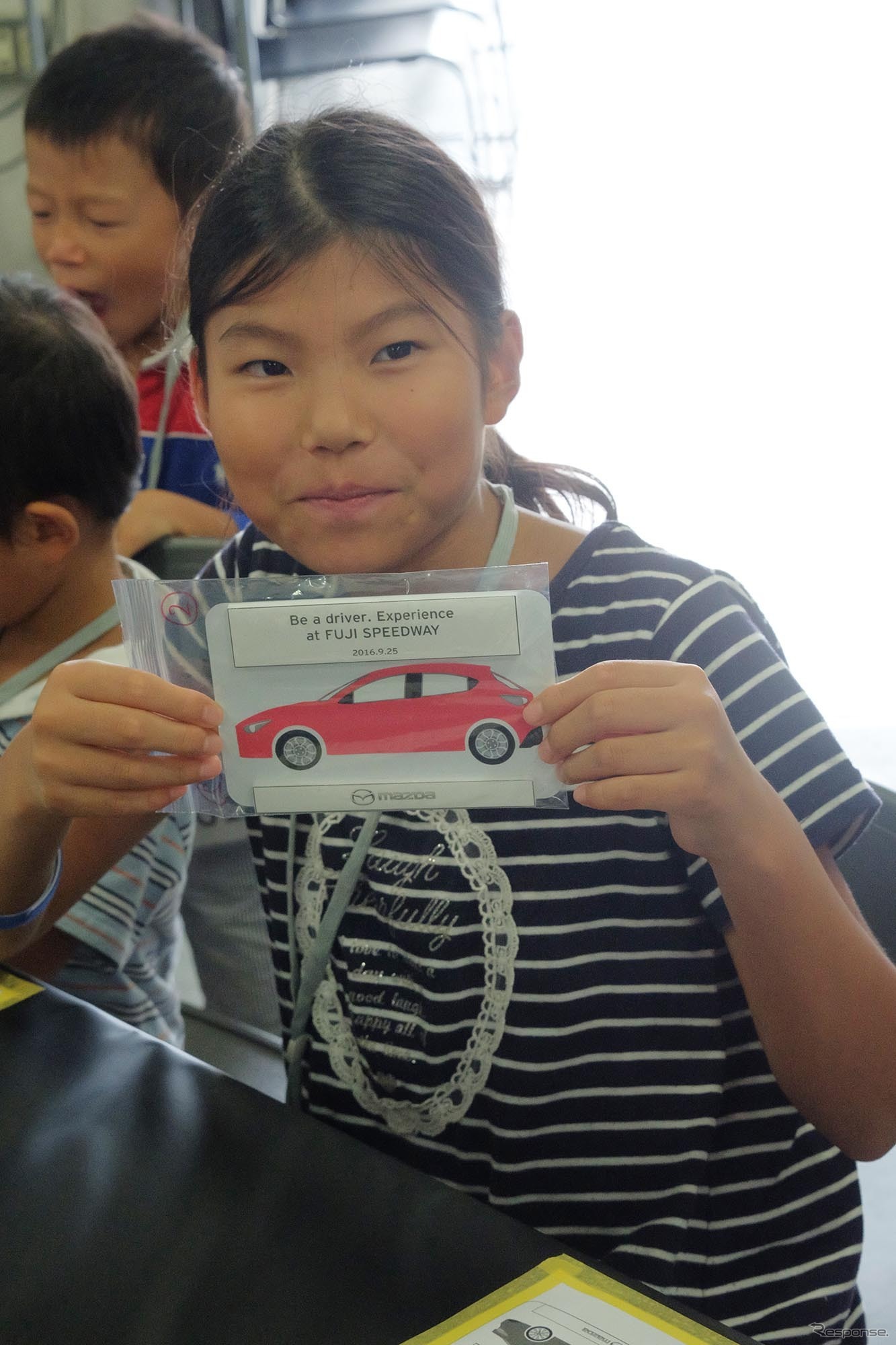 「整備・塗装職業体験」と「モノづくり体験」に参加する子どもたち（Be a driver. Experience at FUJI SPEEDWAY）