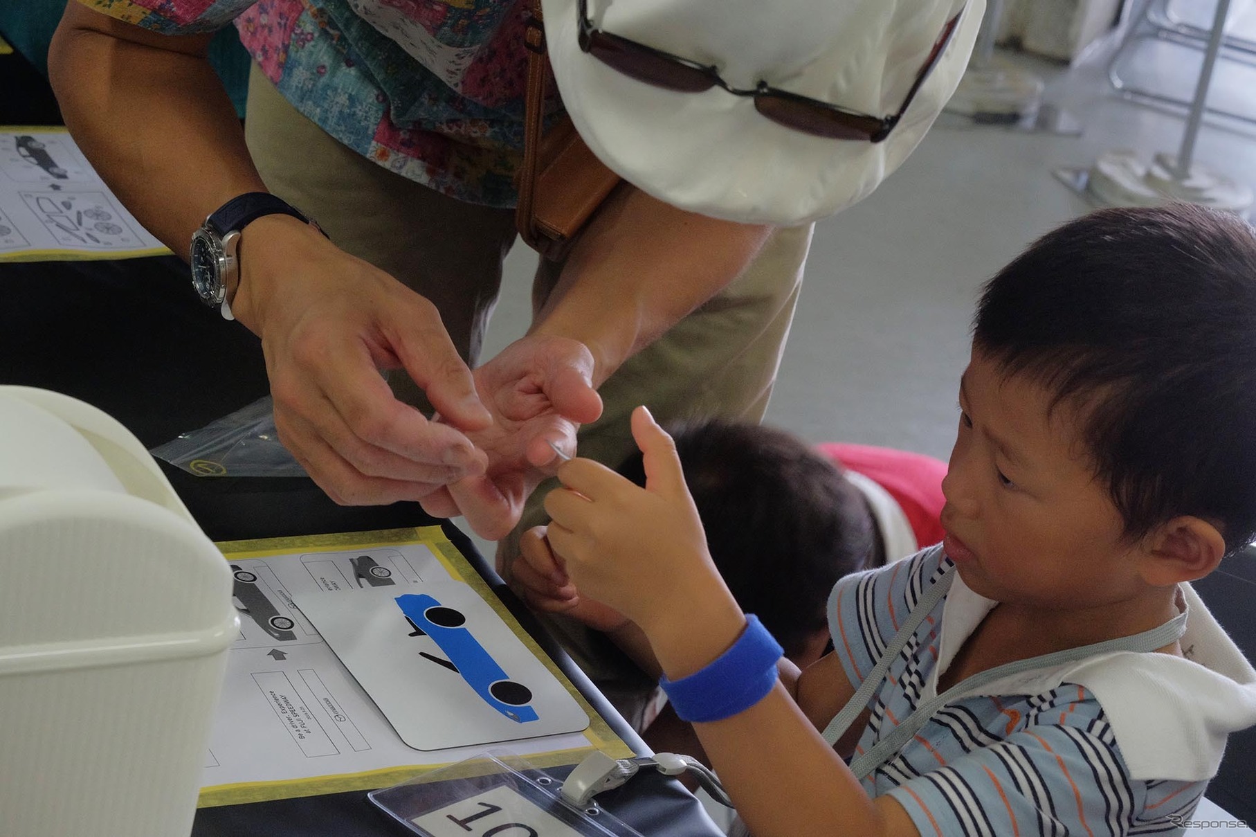 「整備・塗装職業体験」と「モノづくり体験」に参加する子どもたち（Be a driver. Experience at FUJI SPEEDWAY）